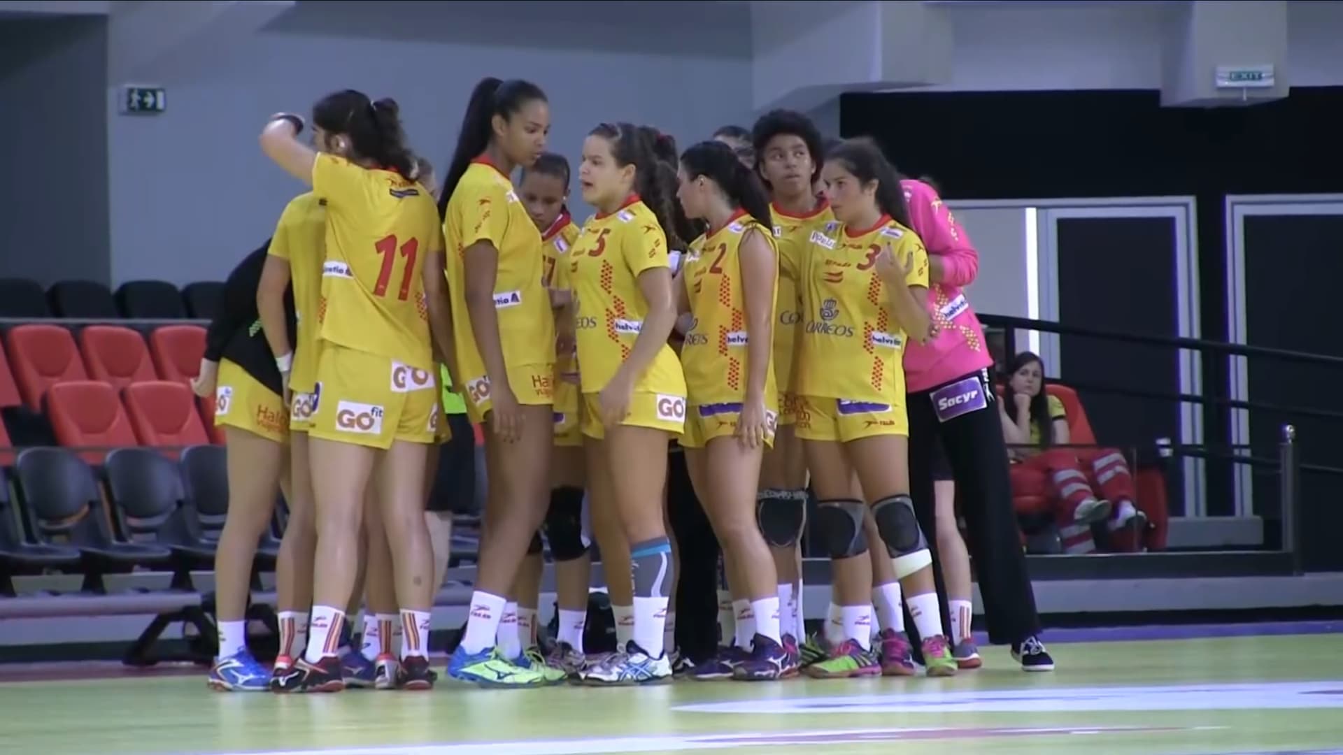 Spanish U17 women's handball team in a huddle